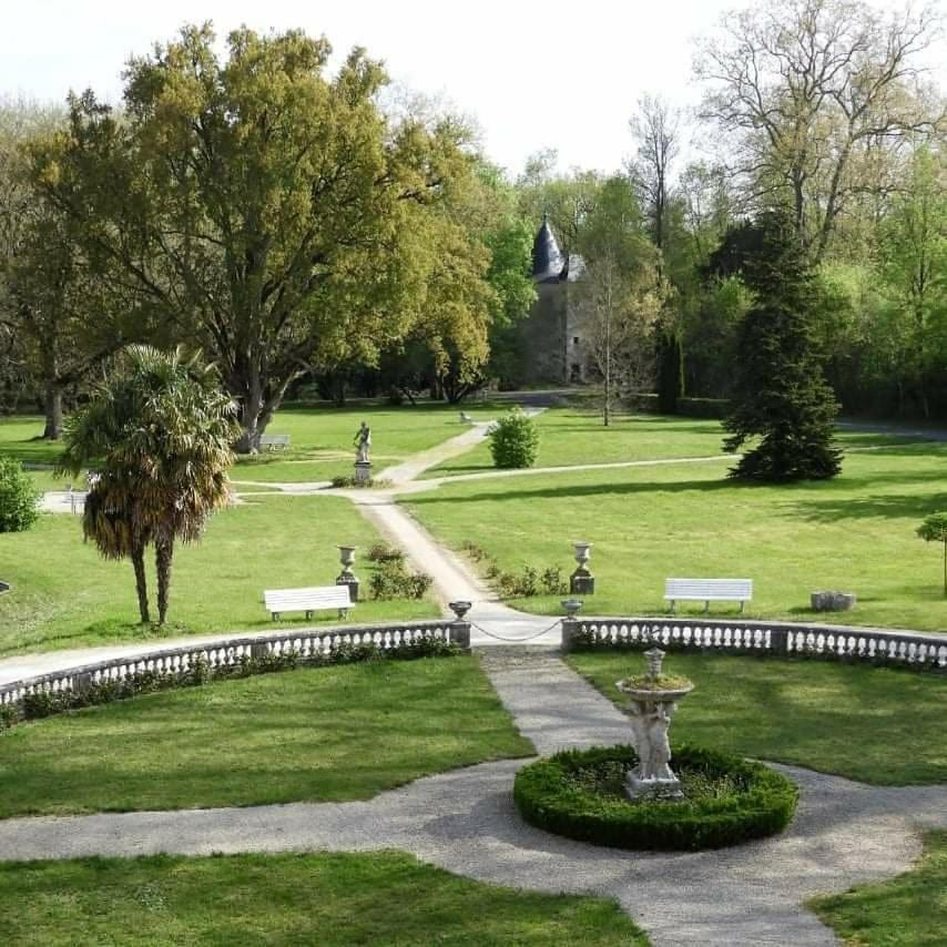 Chateau De Mornay Saint-Pierre-de-l'Isle Luaran gambar